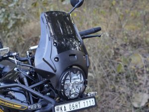 Image WANDERER Premium Touring Windshield for Himalayan 450 – Smoked – Carbon Racing