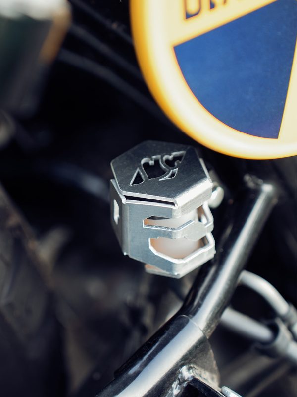 Image RE Bear 650 Casque Rear Oil Cap