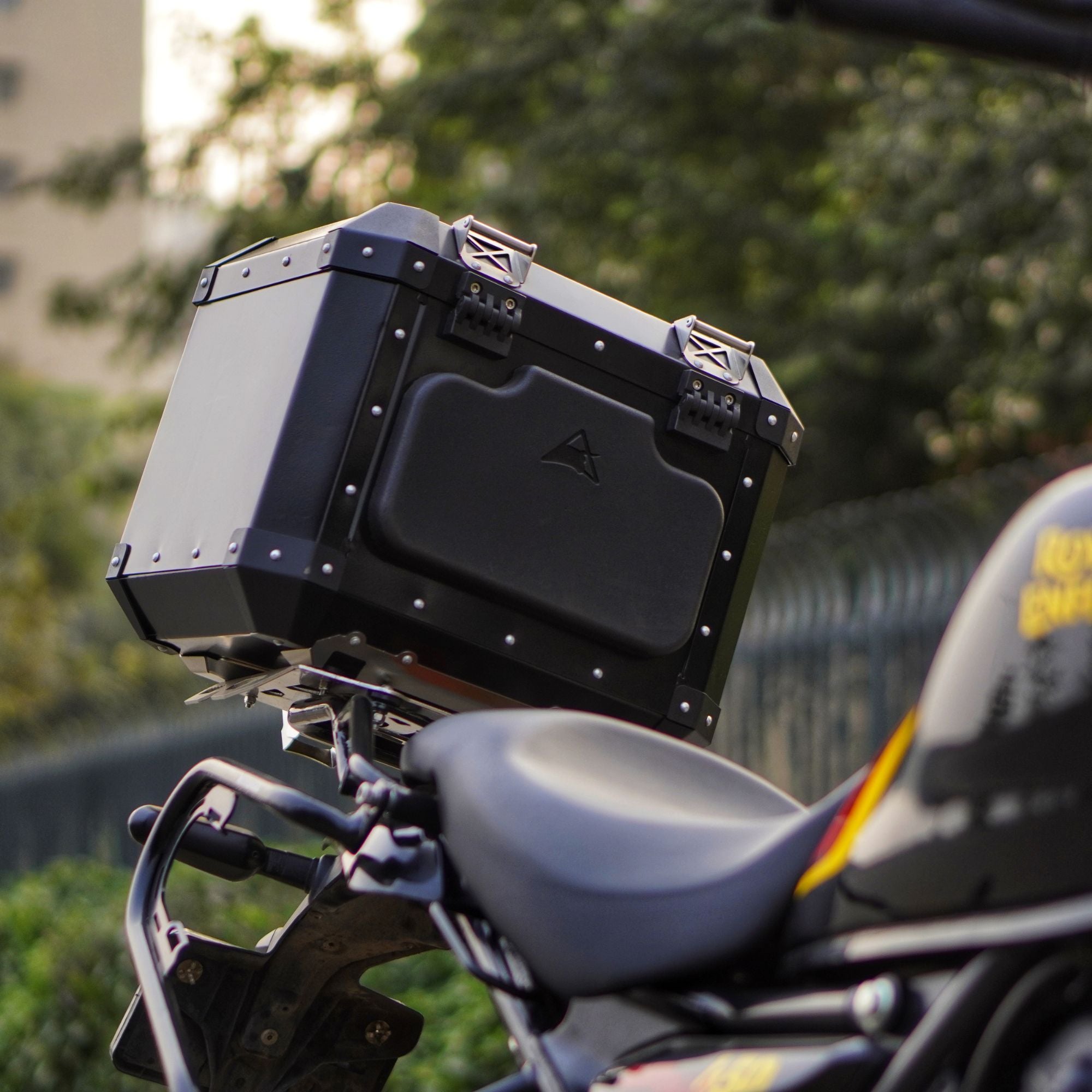 Image Auto Engina Aluminium Top Box - 42L for Royal Enfield Guerrilla 450 Black